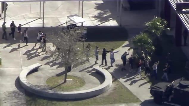 Dans cette capture d'écran fournie par WPLG-TV, des étudiants de l'école secondaire Marjory Stoneman Douglas de Parkland, en Floride, évacuent l'école après une fusillade. Dans cette capture d'écran fournie par WPLG-TV, des étudiants de l'école secondaire Marjory Stoneman Douglas de Parkland, en Floride, évacuent l'école après une fusillade.