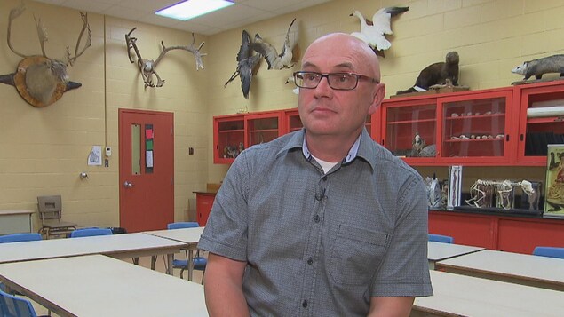 Homme dans une classe où l'on voit des animaux empaillés Homme dans une classe où l'on voit des animaux empaillés