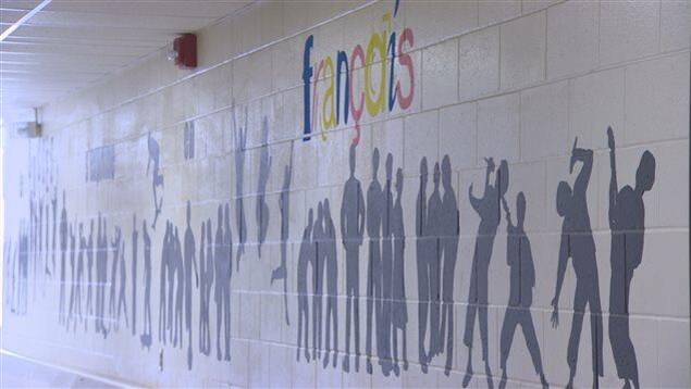 Un mur sur lequel est écrit français Un mur sur lequel est écrit français