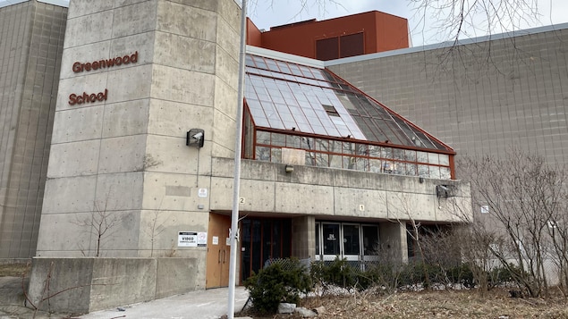 La façade extérieure en béton de l'École Greenwood.
