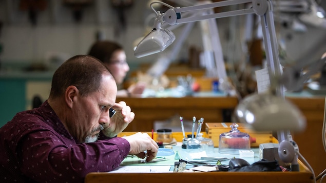 Des élèves installés à leurs ateliers.