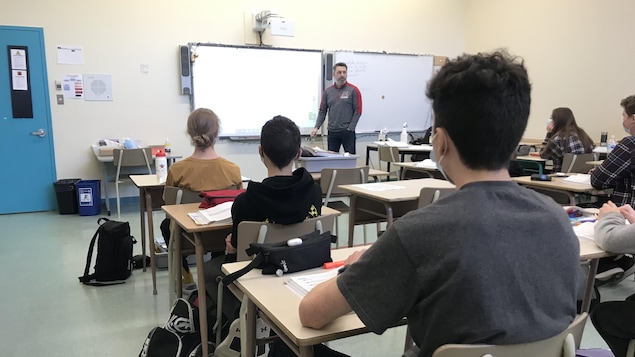 Des élèves dans une salle de classe à Québec.