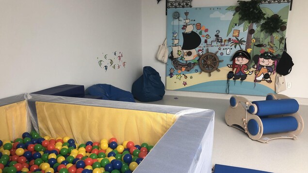 Salle pour les enfants avec des petits balles.