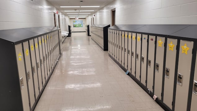 Un corridor du Pavillon élémentaire de l'école Monseigneur de Laval, à Regina, après le problème de tuyau ayant causé une inondation.