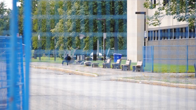 Un agent de sécurité assis près de l'École secondaire Mont-Bleu.