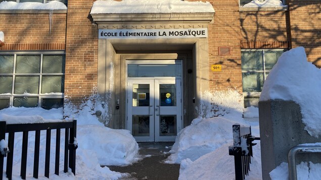 Des bancs de neige devant l'entrée de l'école.