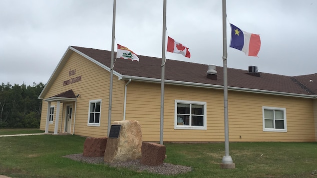 Les drapeaux ont été mis en berne devant l'école Pierre-Chiasson, dans l'ouest de l'Île-du-Prince-Édouard, à la suite du décès tragique d'une enseignante, happée par un véhicule alors qu'elle était à vélo.