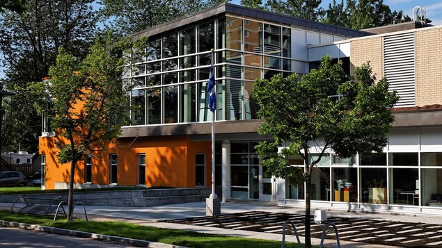 L'école primaire de la Grande-Hermine acceuile 350 élèves, de la maternelle 4 ans à la 6e année.