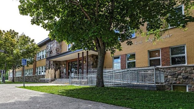 Façade de l'école primaire de Saint-Pascal.