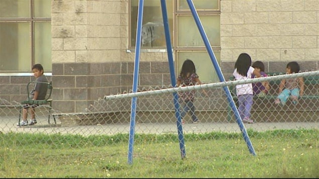 Niños indígenas en una escuela.