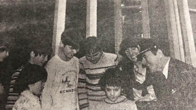 Photo du journal Lookout de la base militaire montrant des enfants et un officier.