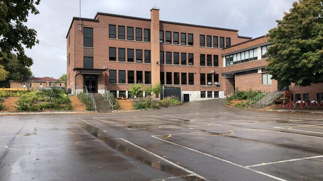 Des seringues souillées sèment l’inquiétude dans une école primaire de Jonquière