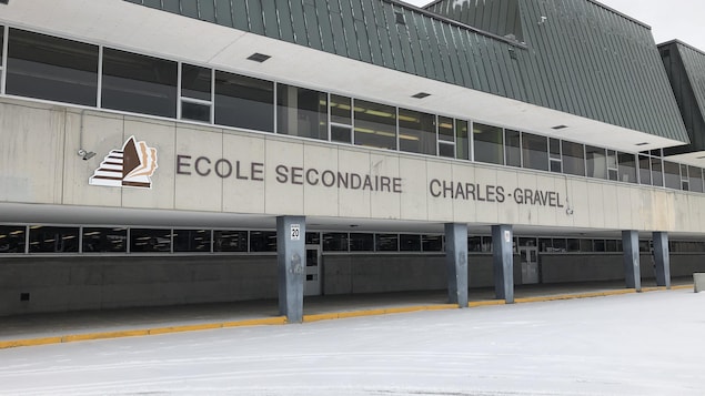 Une école secondaire vue de l'extérieur