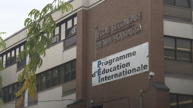 Façade d'une école secondaire.