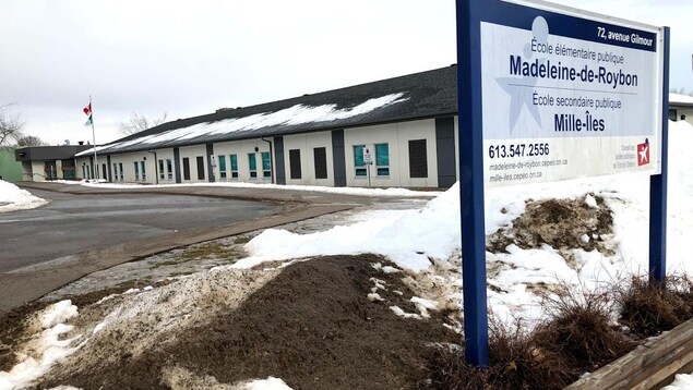 Une photo de l'école secondaire publique Mille-Îles à Kingston, en Ontario