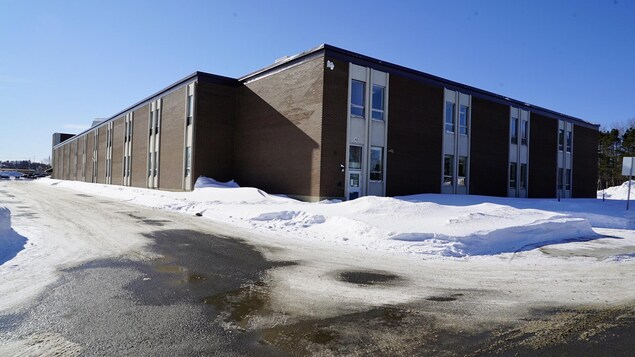 La façade de l'École secondaire Paul-Hubert, à Rimouski.