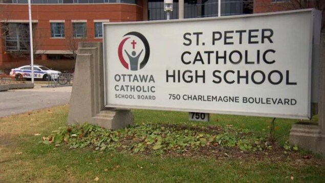 Une enseigne de l'École secondaire Saint Peter. Une enseigne de l'École secondaire Saint Peter.