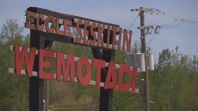 Pancarte devant l'école primaire Seskitin de Wemotaci, en Haute-Mauricie Pancarte devant l'école primaire Seskitin de Wemotaci, en Haute-Mauricie