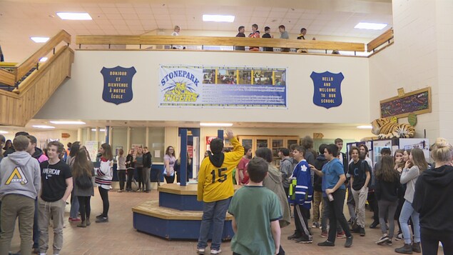 Des élèves marchent dans le vestibule de l'école. Des élèves marchent dans le vestibule de l'école.