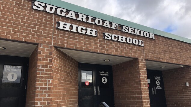La façade en briques de l'école Sugarloaf.