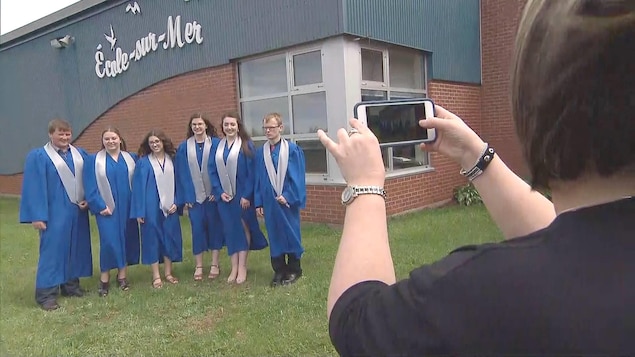 Les six premiers diplômés de l'École-sur-Mer de Summerside.