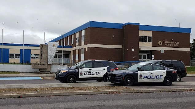 Trois voitures de la police de Thunder Bay sont garées devant une école.