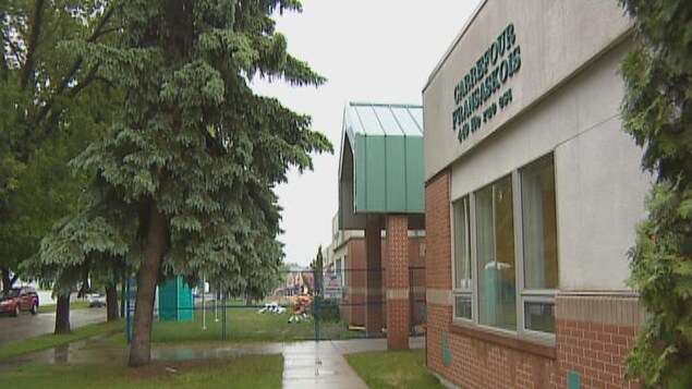 La façade extérieure d'un établissement scolaire.