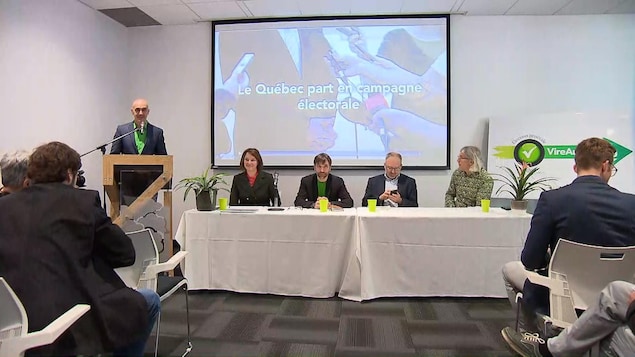 Des membres de la coalition en conférence de presse à Montréal.