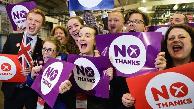 Des jeunes tiennent des pancartes sur lesquelles est écrit : « Non, merci ». Des jeunes tiennent des pancartes sur lesquelles est écrit : « Non, merci ».