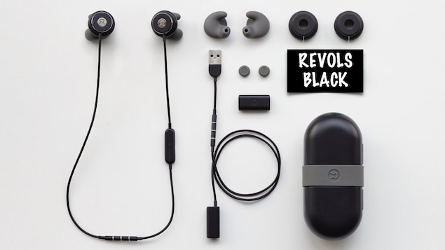 Des écouteurs noirs accompagnés d'autres accessoires, comme des embouts de rechange et un câble USB. Des écouteurs noirs accompagnés d'autres accessoires, comme des embouts de rechange et un câble USB.