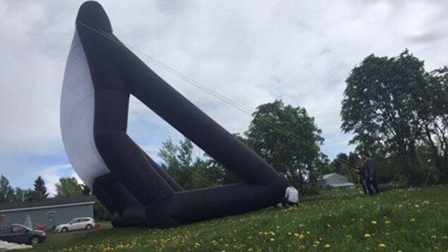 Cet écran gonflable sera utilisé pour projeter des films à Rimouski cet été. Cet écran gonflable sera utilisé pour projeter des films à Rimouski cet été.