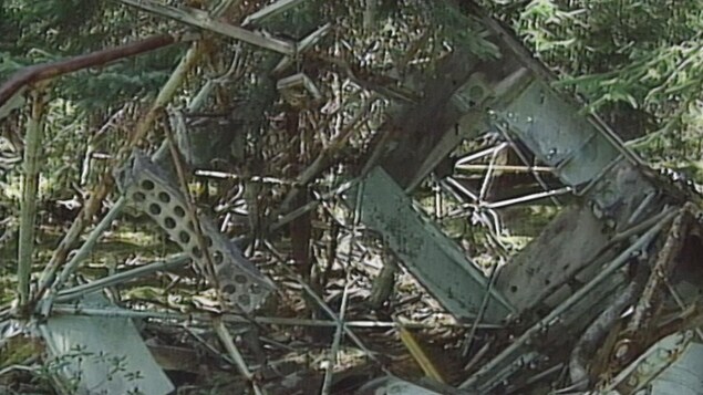 Le châssis rouillé d'un avion Le châssis rouillé d'un avion