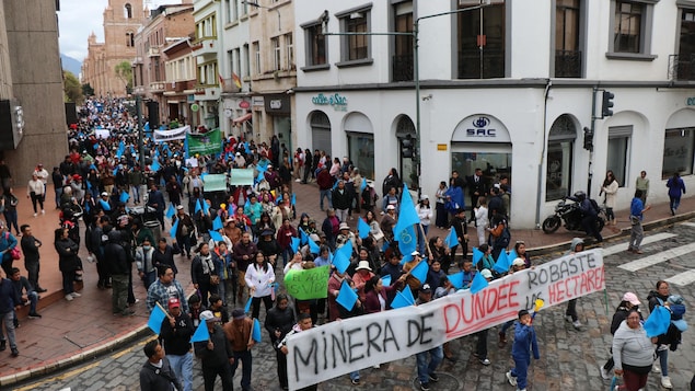 Des manifestants lors d'un rassemblement contre les activités d'une mine canadienne à Cuenca, en Équateur.