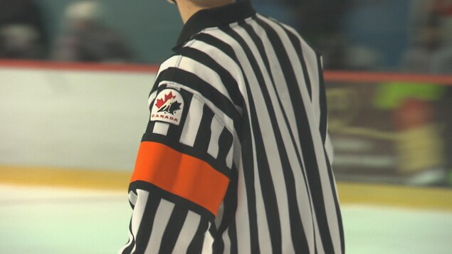 Les arbitres québécois pourront retirer leur écusson de Hockey Canada