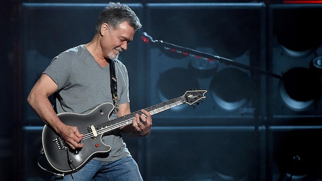Le musicien joue de la guitare.