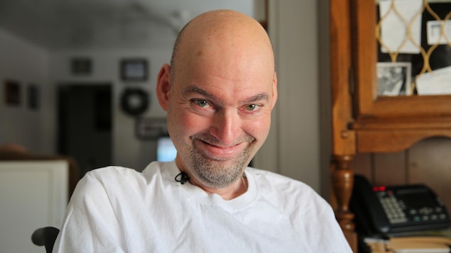 Sourire aux lèvres, Eddy défie tous les pronostics de la maladie incurable qui l'afflige.