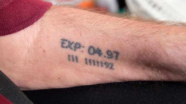 Sur son bras, on peut lire « exp » pour expiration suivi de 04.97. Dessous, on aperçoit 3 ligne, un espace, 5 lignes puis 92. Son espérance de vie en 1992 était de 2 à 5 ans. Sur son bras, on peut lire « exp » pour expiration suivi de 04.97. Dessous, on aperçoit 3 ligne, un espace, 5 lignes puis 92. Son espérance de vie en 1992 était de 2 à 5 ans.