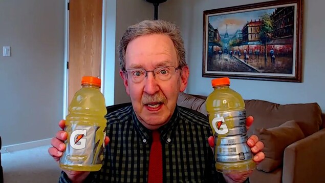 Edgar Dworsky may hawak na mga bote ng Gatorade.