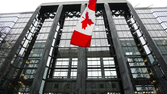 La portion moderne et vitrée de l'édifice de la Banque du Canada, à Ottawa, en décembre 2022.