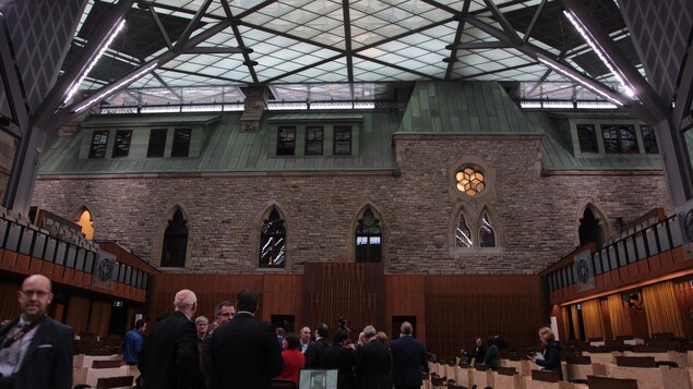 Des gens discutent dans la nouvelle Chambre des communes dans l'édifice l'ouest du parlement à Ottawa. Des gens discutent dans la nouvelle Chambre des communes dans l'édifice l'ouest du parlement à Ottawa.