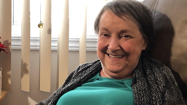 Édith Maltais regarde la caméra en souriant.