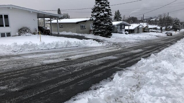 Une rue enneigée qui semble glissante.