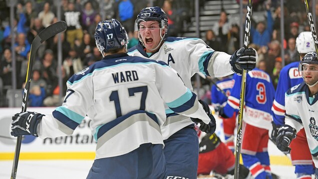 Des hockeyeurs sur la glace expriment leur joie Des hockeyeurs sur la glace expriment leur joie