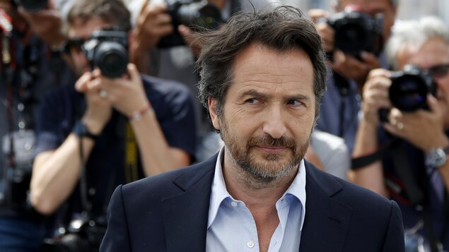 Au cinéma, au théâtre, à la radio... mais toujours en mots, le Français Edouard Baer partage ses réflexions et présente son nouveau film.