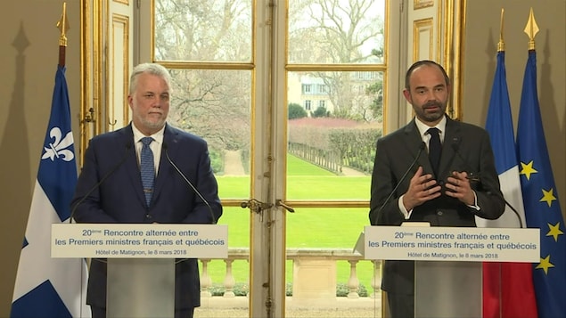 Philippe Couillard et Édouard Philippe parlent aux journalistes. Philippe Couillard et Édouard Philippe parlent aux journalistes.