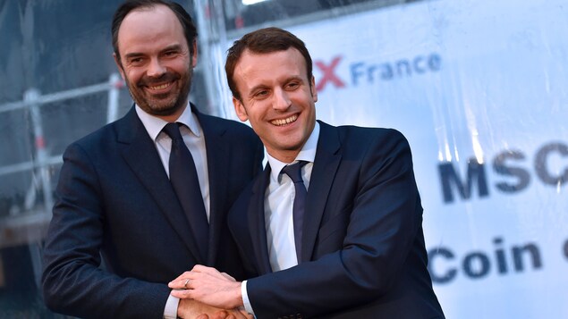 Édouard Philippe et Emmanuel Macron se serrent la main à Saint-Nazaire le 1er février 2016 Édouard Philippe et Emmanuel Macron se serrent la main à Saint-Nazaire le 1er février 2016