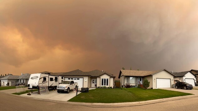 Une épaisse fumée au-dessus des maisons à Edson, en Alberta.