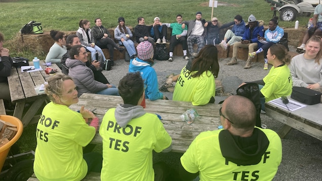 des gens rassemblés à l'extérieur