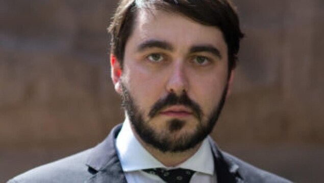 Gros plan sur un homme dans la trentaine avec une barbe Gros plan sur un homme dans la trentaine avec une barbe