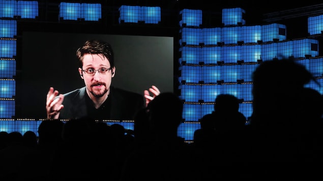 Edward Snowden apparaît sur un écran lors d'une conférence sur les technologies Internet à Lisbonne, au Portugal, en novembre 2019.